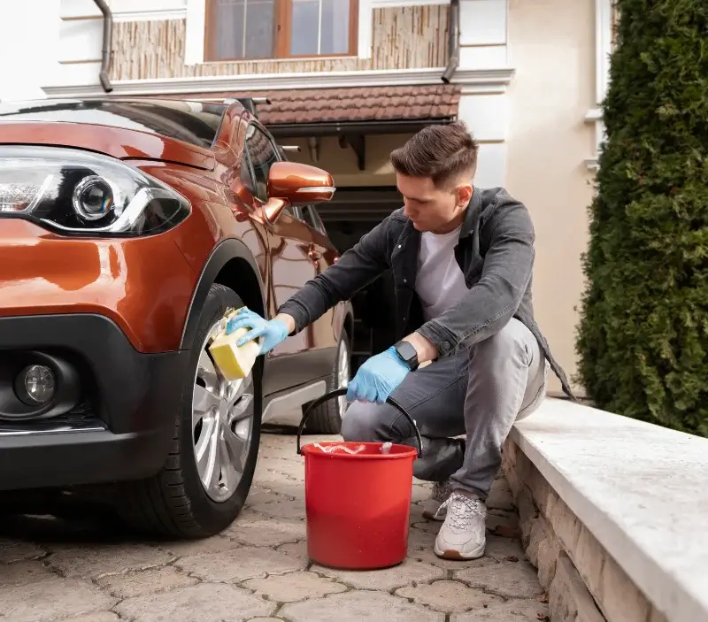 Lavage auto à domicile Fatouville-Grestain : professionnel intervenant sur un véhicule